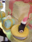 Detalle de Fashion Cake en forma de regalo con Petites Gâteaux en forma de regalo y Cupcakes con cosméticos 3D
Técnica Fondant suizo