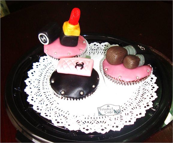 Fashion Cake en forma de regalo con Petites Gâteaux en forma de regalo y Cupcakes con cosméticos 3D
Técnica Fondant suizo
