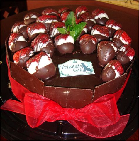 Pastel Delirio de Fresa

Técnica  Mixta
Ganache de chocolate,  fresas trempadas bifásicas y lajas de chocolate 
