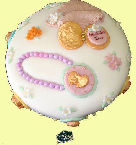 Pastel Nostalgia con aplicación de camafeos 3D 
Técnica Fondant suizo