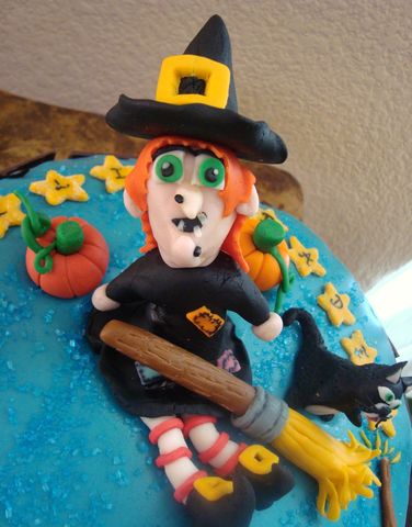 Detalle Pastel 3D Brujita con gato. Técnica Fondant suizo