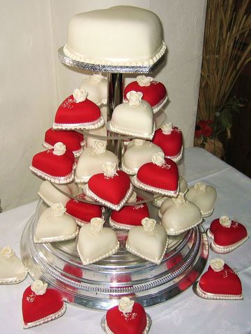 Torre de cupcakes en forma de corazón decorado con fondant suizo