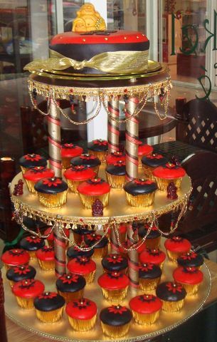 Torre de Cupcakes en tonos metálicos Técnica Fondant suizo mate y metálico