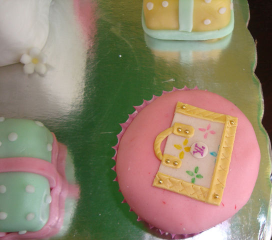 Vista detalles cupcakes Pastel Celebración.
Técnica Fondant suizo