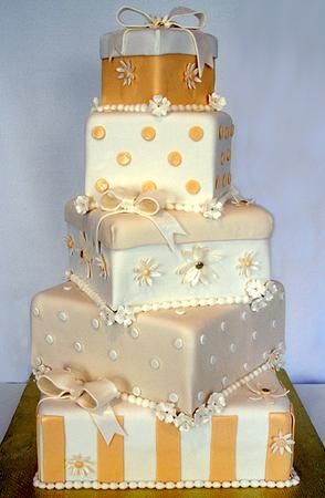 Pastel chueco decorado con fondant suizo