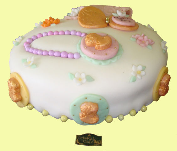 Pastel Nostalgia con aplicación de camafeos 3D 
Técnica Fondant suizo