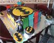 Pastel  Batman con cupcakes

Técnica mixta
Ganache de chocolate ,  aplicaciones de figuras 3D de fondant suizo
