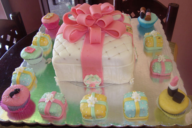 Fashion Cake en forma de regalo con Petites Gâteaux en forma de regalo y Cupcakes con cosméticos 3D
Técnica Fondant suizo
